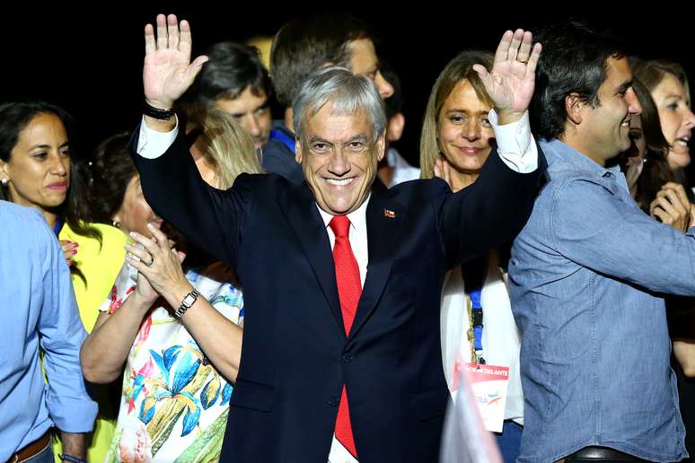 Conservador Sebastián Piñera comemora vitória em eleição presidencial do Chile 