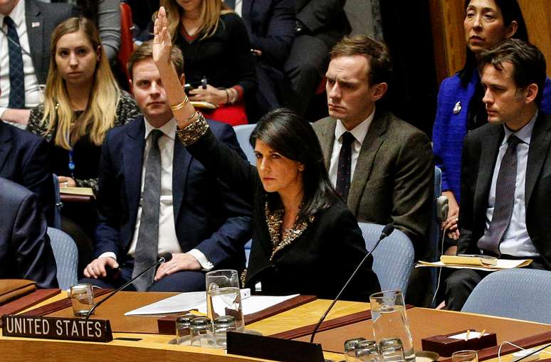 Embaixadora dos EUA na ONU Nikki Haley veta resolução sobre Jerusalém na ONU
 18/12/2017    REUTERS/Brendan McDermid