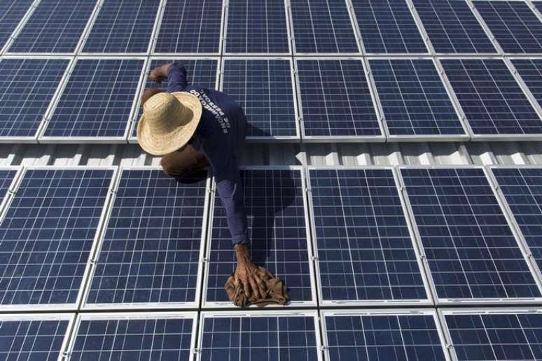 Homem limpa paineis solares na comunidade Vila Nova do Amana, no Estado do Amazonas, Brasil
22/09/2015
REUTERS/Bruno Kelly