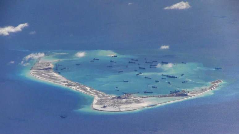 Nos últimos anos, a China construiu ilhas artificiais a partir de recifes no Mar do Sul da China.