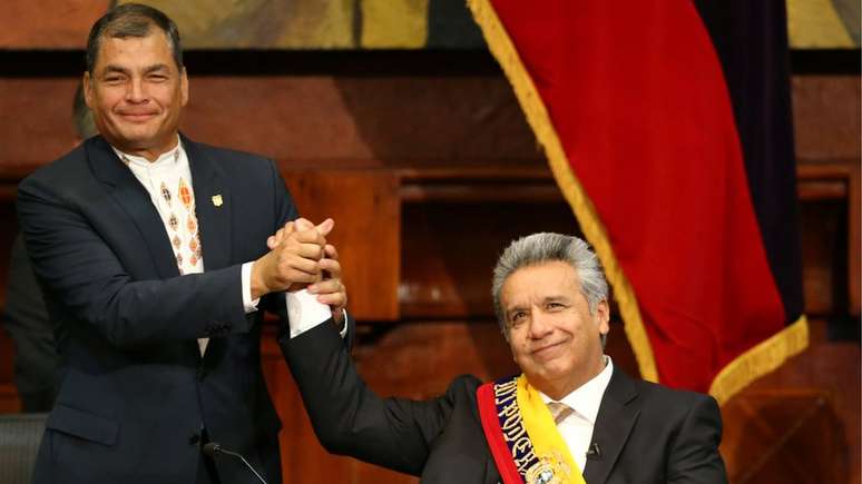 O presidente Equatoriano Lenín Moreno (dir.) se distanciou se seu antecessor, Rafael Correa, apesar de serem do mesmo grupo político