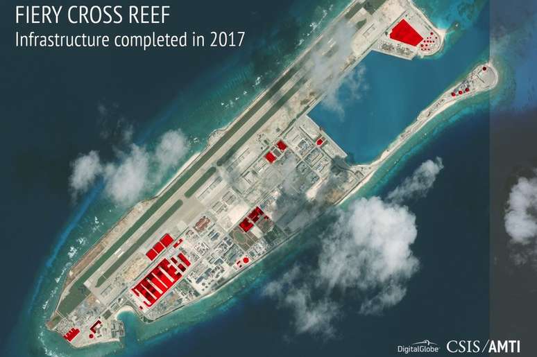 O recife de Fiery Cross foi o que mais recebeu instalações militares chinesas em 2017. Destacados em vermelho, armazens de munição, instalações de radares e refúgios antimísseis | Foto: Iniciativa de Transparência Marítima da Ásia - CSIS