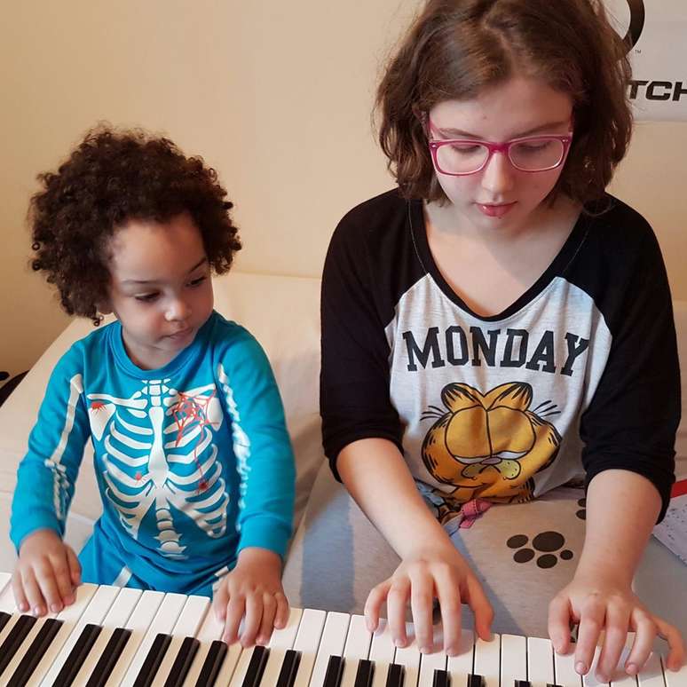 Zetu conta que seus filhos s&atilde;o crian&ccedil;as muito carinhosas e que adoram beijos e abra&ccedil;os | Foto: Simona Zetu