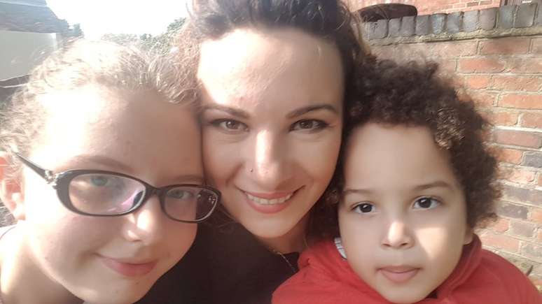 Simona Zetu tem dois filhos com autismo, Crina e Patrick | Foto: Simona Zetu