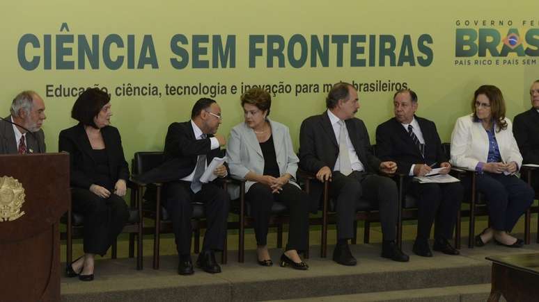 Dilma e ministros em evento de 2014 do Ciência Sem Fronteiras; extinção do programa prejudicou pesquisa | Foto: Ag Brasil