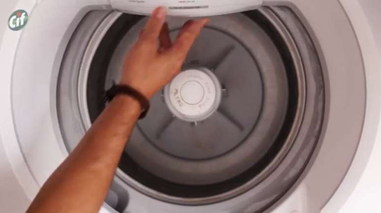 Máquina de lavar deve ser limpa com regularidade