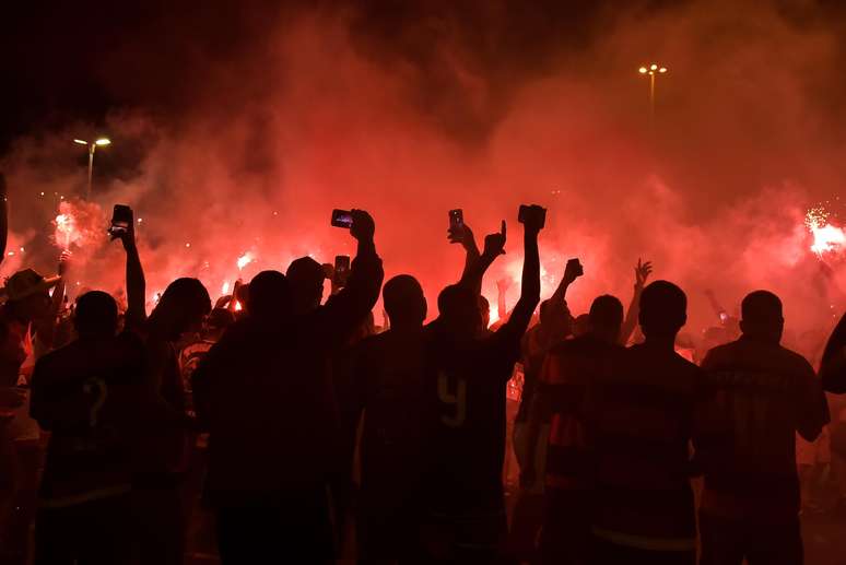 Torcedores do Flamengo invadiram o Maracanã durante o segundo jogo da final da Copa Sul-americana.