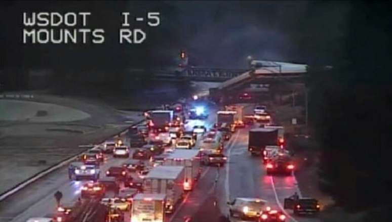 Imagem de câmera de segurança mostra o parte do trem descarrilado sobre estrada nos Estados Unidos