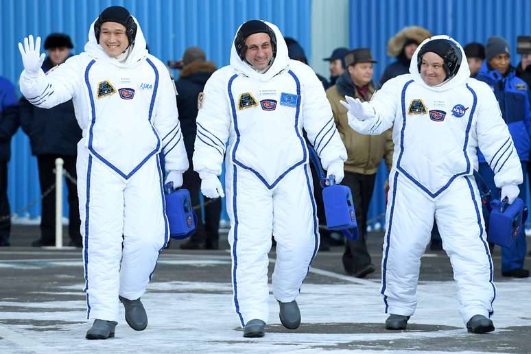 Astronautas Anton Shkaplerov,  Scott Tingle e Norishige Kanai durante cerimônia antes do lançamento da nave Soyuz MS-07 no cosmódromo de Baikonur, no Cazaquistão 17/12/2017  REUTERS/Kirill Kudryavtsev