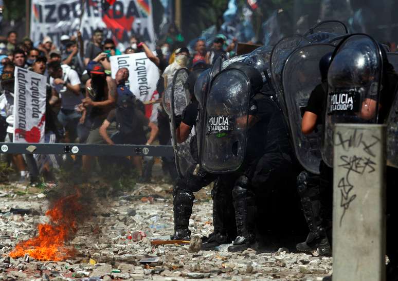 Policiais e manifestantes se chocam em Buenos Aires, enquanto reforma da Previd&ecirc;ncia &eacute; debatida no Congresso argentino 18/12/2017 REUTERS/Martin Aosta