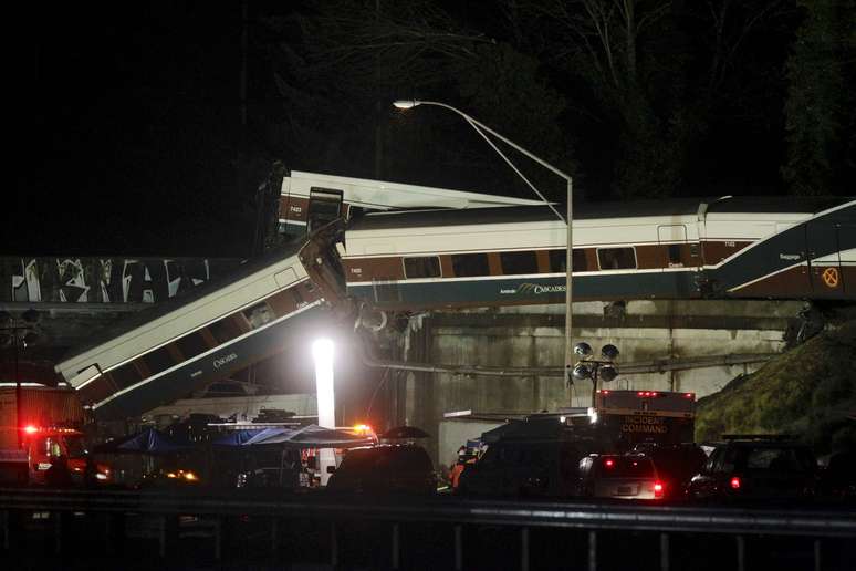 Equipe de resgate trabalha em local onde trem descarrilou em DuPont, Washington, nos Estados Unidos 18/12/2017 REUTERS/Steve Dipaola