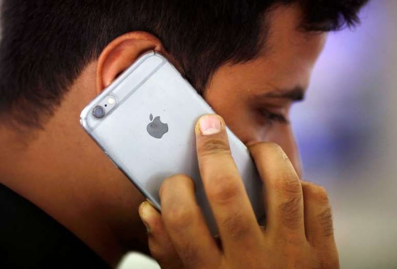 Homem durante ligação com seu iPhone em loja de Nova Délhi, Índia
27/07/2016 REUTERS/Adnan Abidi