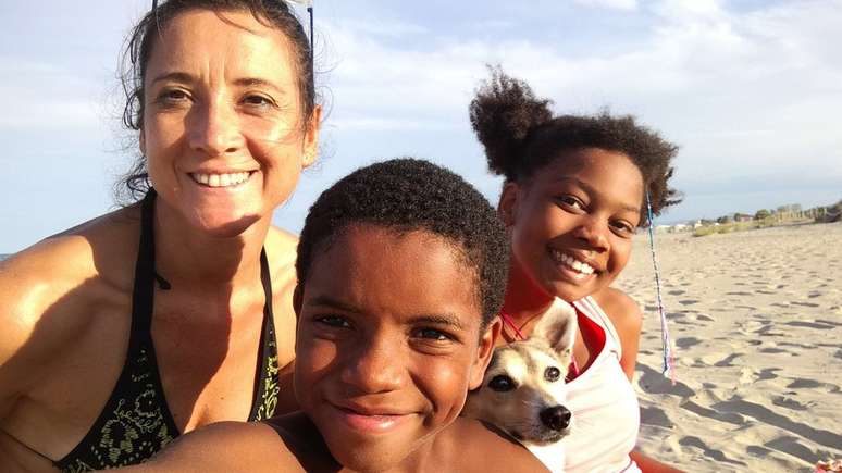 Fernando com a mãe e a irmã, em viagem à praia | Fonte: Arquivo Pessoal