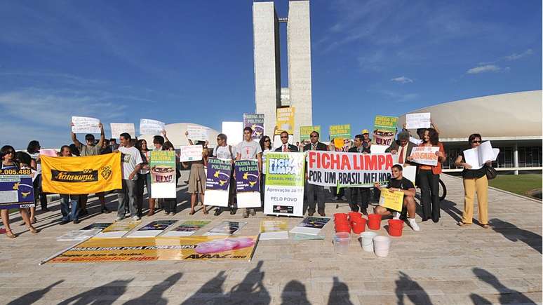 Em foto de 2010, manifestantes favoráveis ao projeto da Ficha Limpa mostram cartazes em Brasília | Foto: José Cruz/ABr