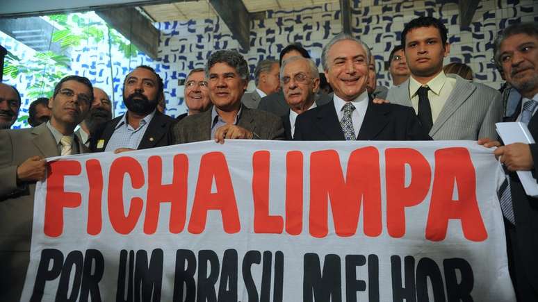 Em foto de 2010, Michel Temer, então presidente da Câmara, recebe manifestantes favoráveis à lei da Ficha Limpa | Foto: Antonio Cruz/ABr