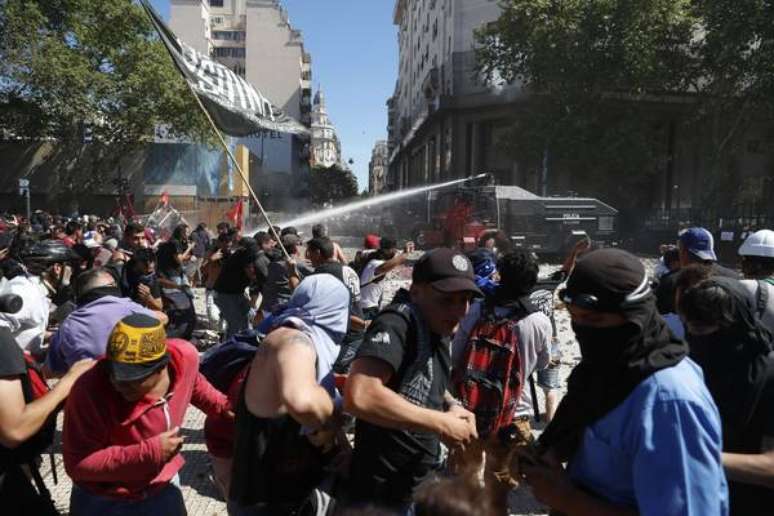 Ato contra reforma da previdência da Argentina deixa 160 feridos