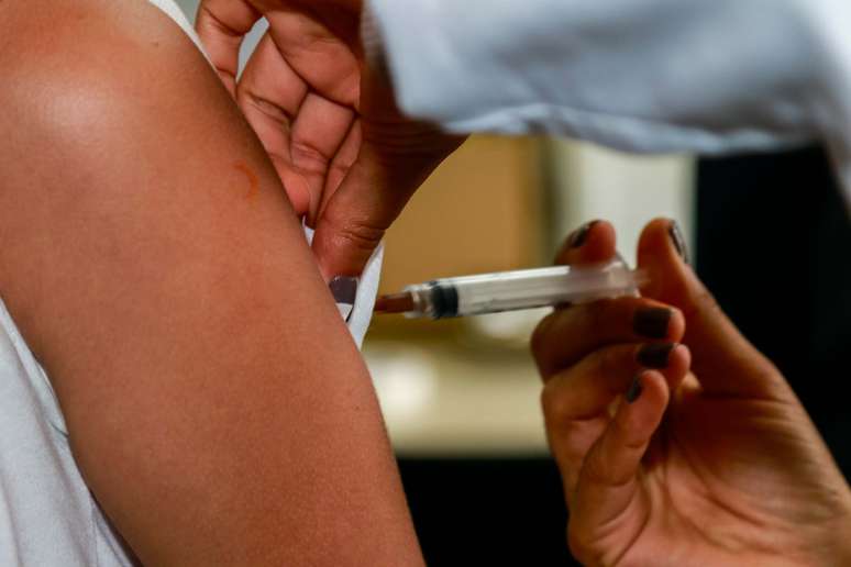 Vacinas contra a febre amarela seguem à disposição da população