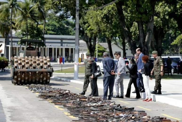 Rio de Janeiro - O Exército Brasileiro e o Conselho Nacional de Justiça (CNJ) realizam a destruição do total de armas apreendidas pelo Poder Judiciário e pelas polícias Civil e Militar do Rio