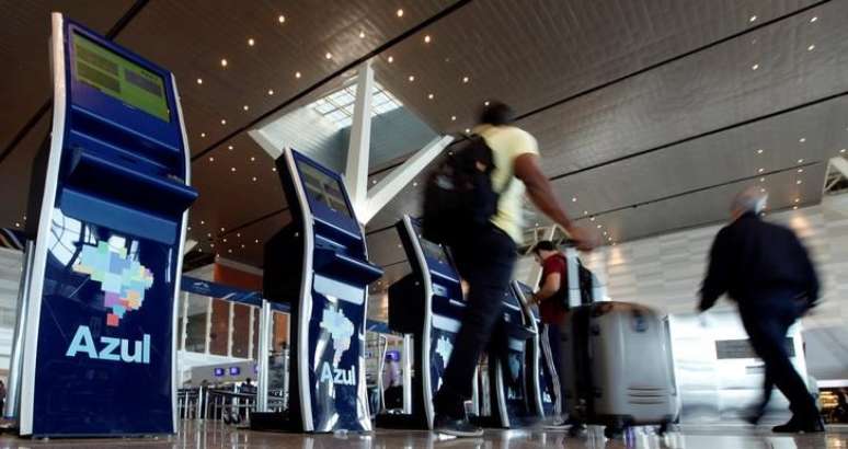 Pessoas fazem check-in em guich&ecirc;s da Azul no Aeroporto de Viracopos, em Campinas