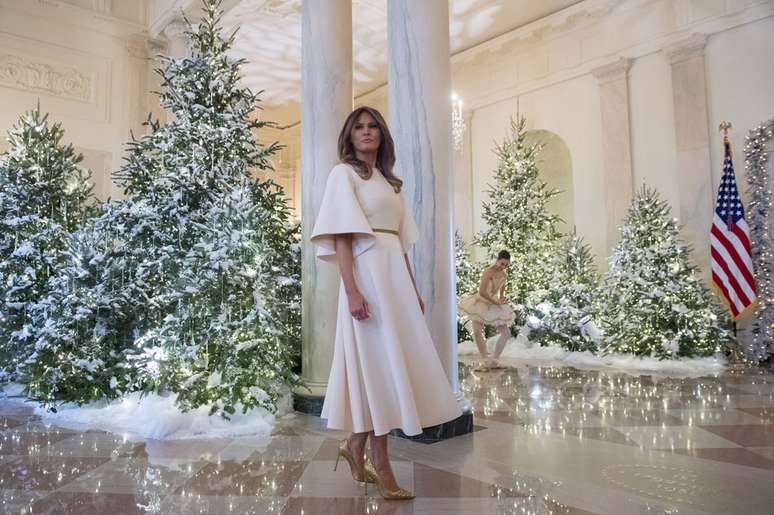 A primeira-dama dos EUA, Melania Trump, posou para fotografias junto à decoração de Natal