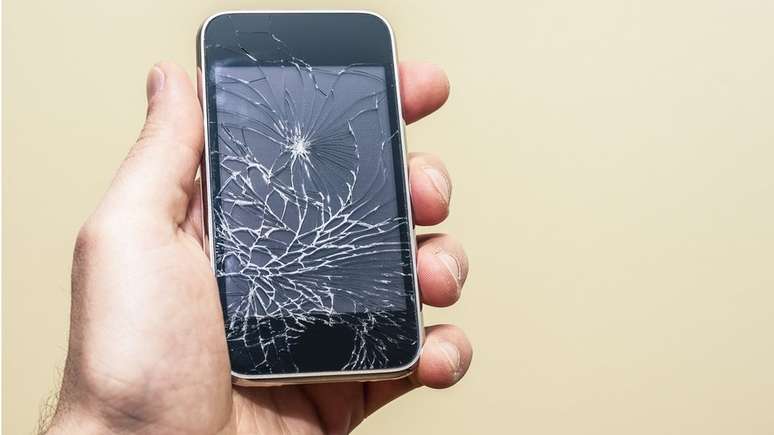 Até mesmo as pessoas mais precavidas estão sujeitas a um momento de distração capaz de deixar o celular cair e quebrar