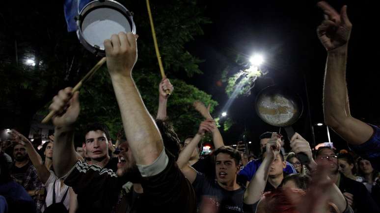 Nas ruas, houve protestos e panela&ccedil;os em rea&ccedil;&atilde;o &agrave;s reformas