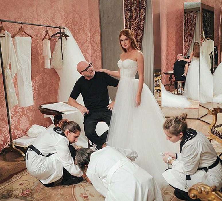 Marina Ruy Barbosa prova vestido com Domenico Dolce, em Mião (Foto: Reprodução/Instagram)