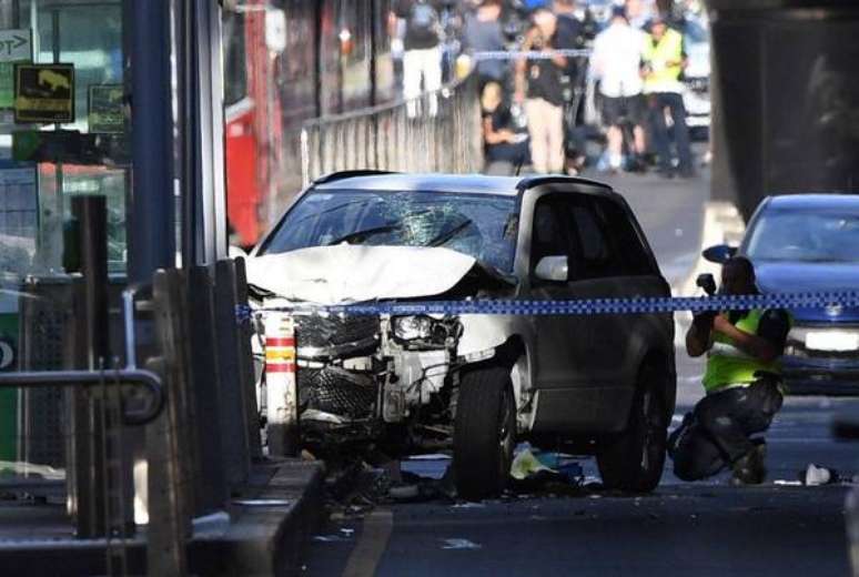 Polícia prende 2 pessoas por atropelamento em Melbourne