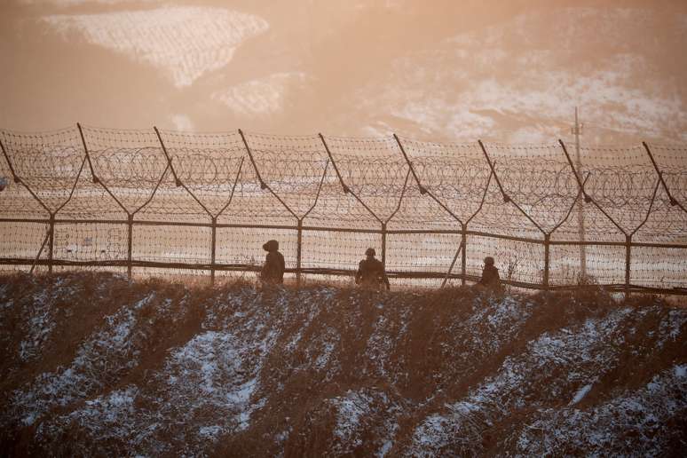 Soldados sul-coreanos trabalham na zona militarizada que separa a Coreia do Sul e do Norte em Paju 21/12/2017 REUTERS/Kim Hong-Ji
