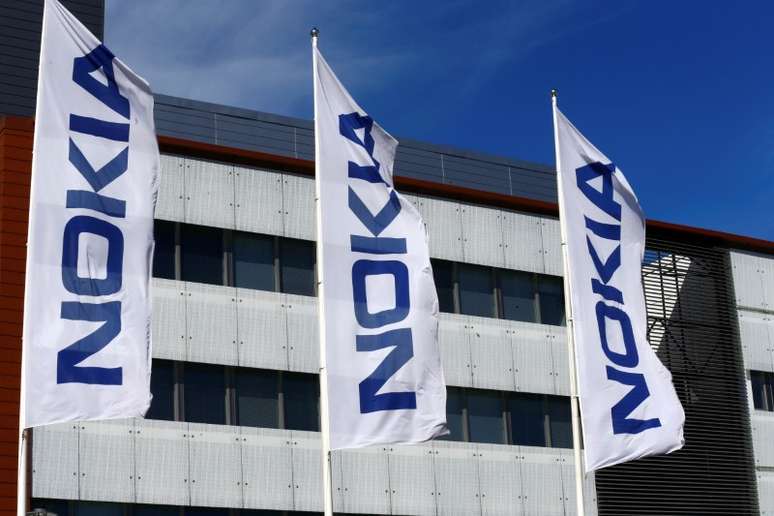 Bandeiras da Nokia na sede da empresa em Espp, Finlândia
5/05/2017 REUTERS/Ints Kalnins