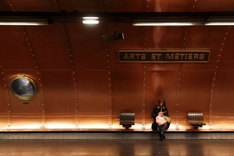 Passageira aguarda metr&ocirc; em esta&ccedil;&atilde;o Arts et Metiers em Paris, Fran&ccedil;a 
14/12/2017 REUTERS/Gonzalo Fuentes