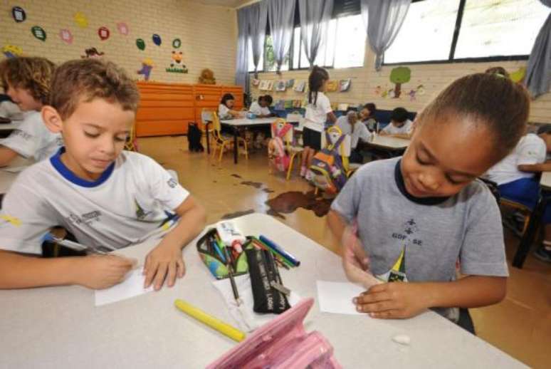 Maioria dos alunos no país faz educação básica em escola pública e universidade na rede privada 