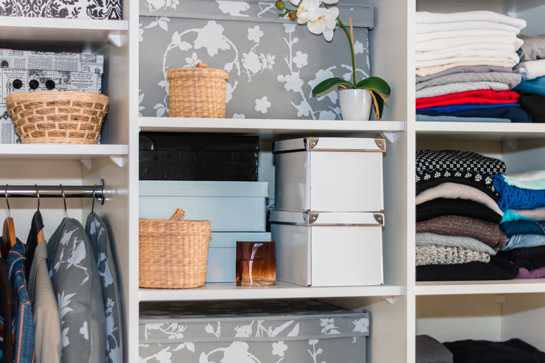 Caixas e cestos ajudam a manter o armário mais organizado