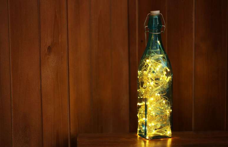Luminária de garrafa feita em casa fica divertida e funcional