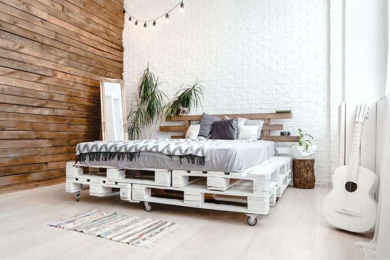 Pallets podem ser usados como base para uma cama estilosa