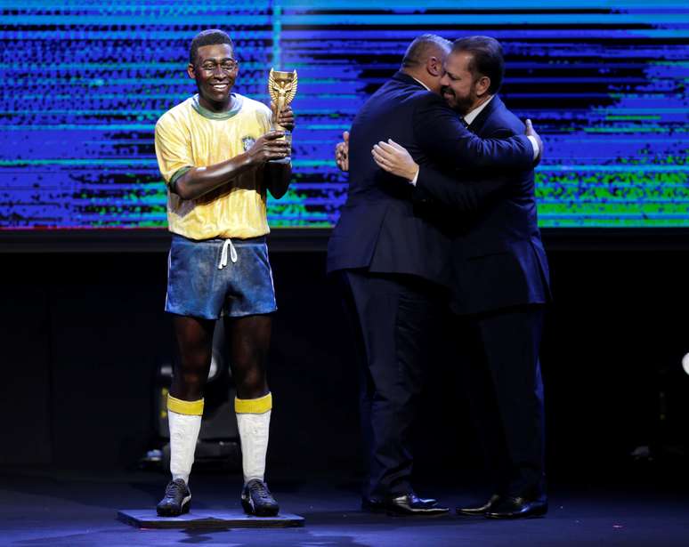 Estátua de Pelé estava presente no palco do sorteio