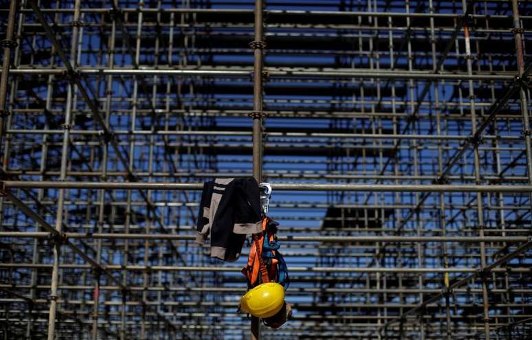 Uniforme de segurança é visto em local de construção na praia de Copacabana, no Rio de Janeiro 13/06/2016 REUTERS/Ricardo Moraes