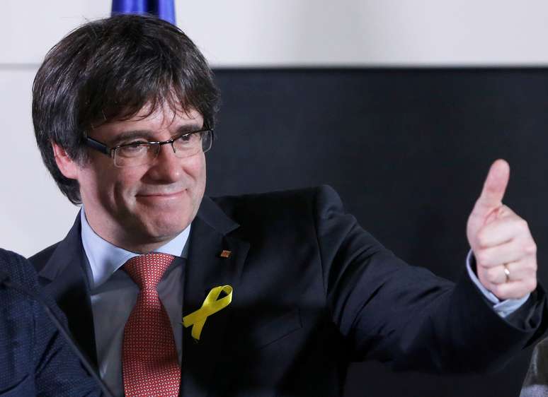 Ex-líder da Catalunha Carles Puigdemont reage após assistir resultados de eleição da região em Bruxelas, Bélgica 21/12/2017 REUTERS/Francois Lenoir