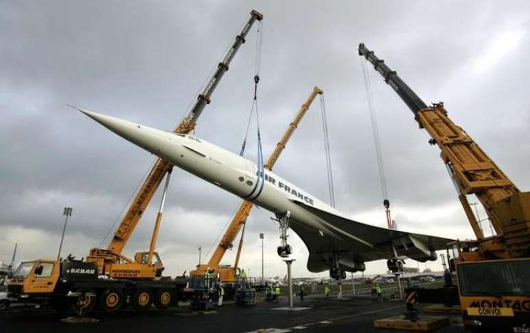 Avi&atilde;o supers&ocirc;nico de passageiros, Concorde &eacute; deslocado no Aeroporto de Paris, Fran&ccedil;a
19/10/2005 REUTERS/Franck Prevel