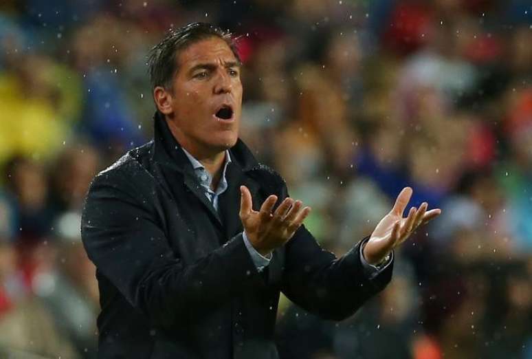 Eduardo Berizzo durante jogo do Sevilla com o Barcelona
 4/11/2017         REUTERS/Albert Gea