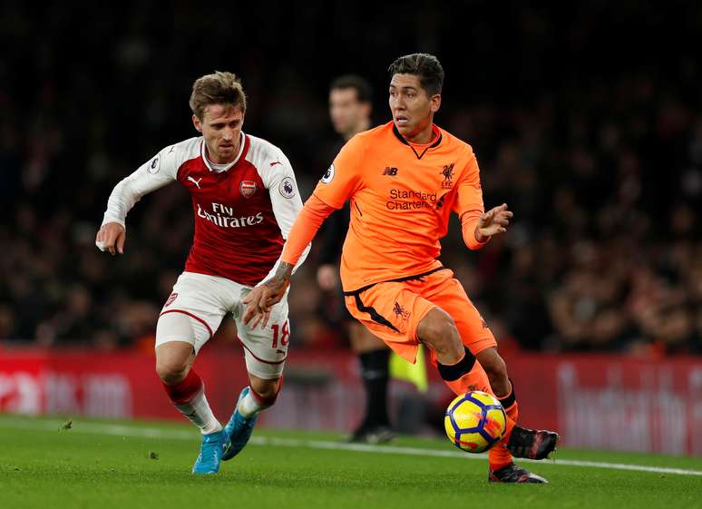 Firmino conduz bola em jogo do Liverpool com o Arsenal
 22/12/2017        Action Images via Reuters/John Sibley 