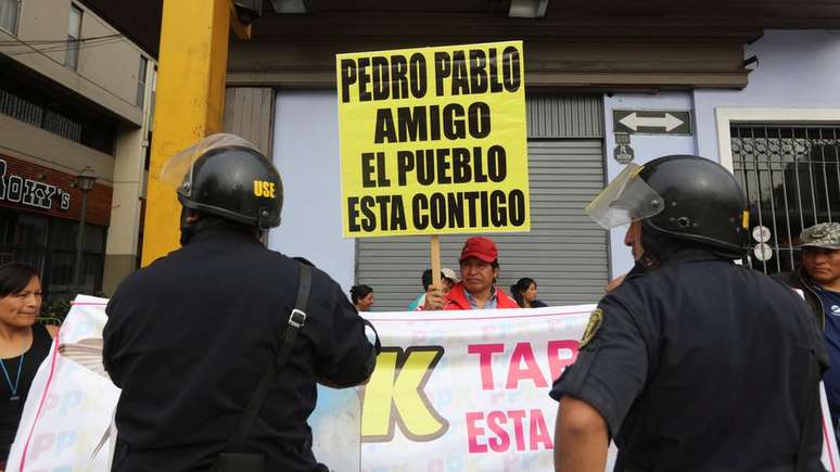 Partidários do presidente se concentraram na porta do Congresso peruano durante a sessão em que a destituição foi votada