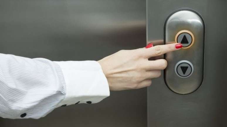 Botões dos elevadores podem conter muitas bactérias