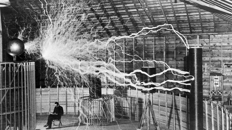 Tesla fazia demonstrações extravagantes de seus experimentos | Foto: Wellcome Collection