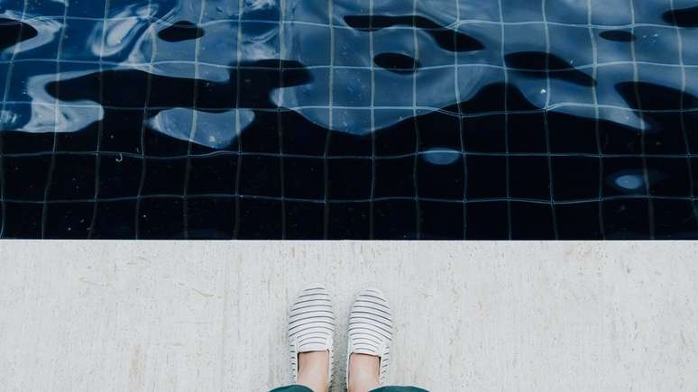 Parasita transmitido por fezes é resistente à água clorada e sobrevive até dez dias na piscina / Foto: Getty Images