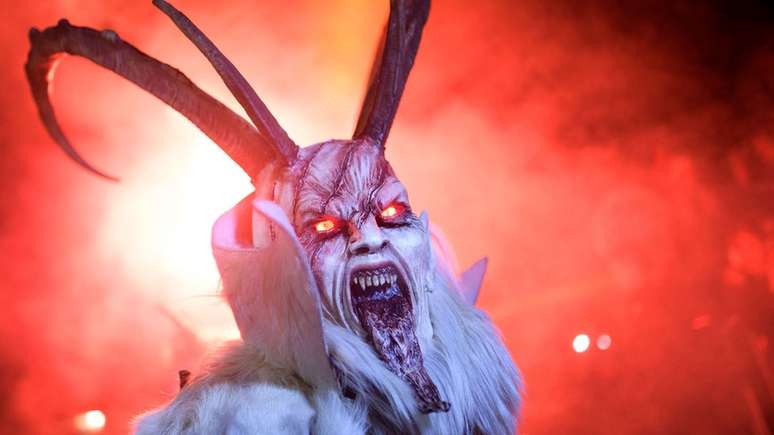 No folclore de alguns países europeus há a figura da 'sombra' do Papai Noel, o demoníaco Krampus, que pune as crianças mal comportadas | Foto: AFP