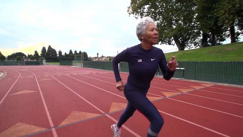 Irene Obera, de 84 anos, é a mulher mais rápida de sua idade no mundo e se mantém em movimento o tempo inteiro