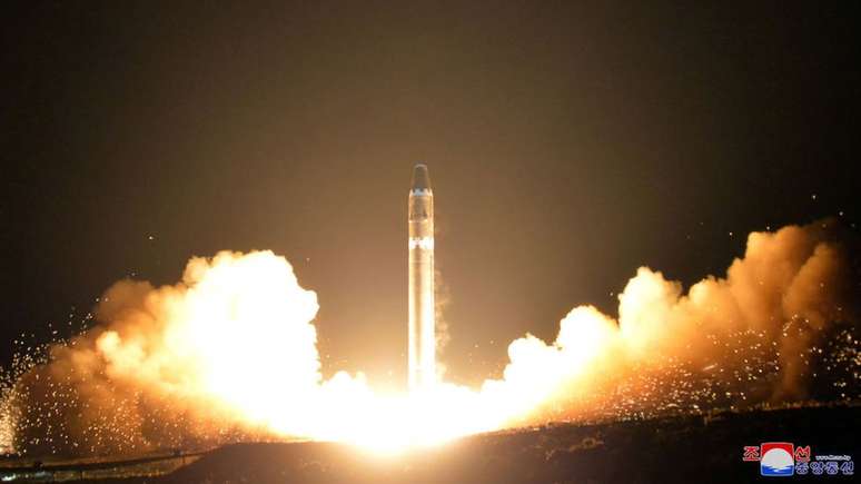 Especialistas ainda não têm certeza de Coreia do Norte de fato domina a tecnologia militar que diz dominar | Foto: KNS/AFP/Getty Images