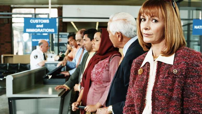 Cor de passaporte influencia fila pela qual visitante vai passar na imigra&ccedil;&atilde;o