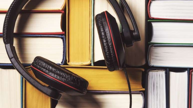Escutar música ou áudio-livro pode ajudar o cérebro a relaxar e, assim, atrair o sono / Foto: Getty Images